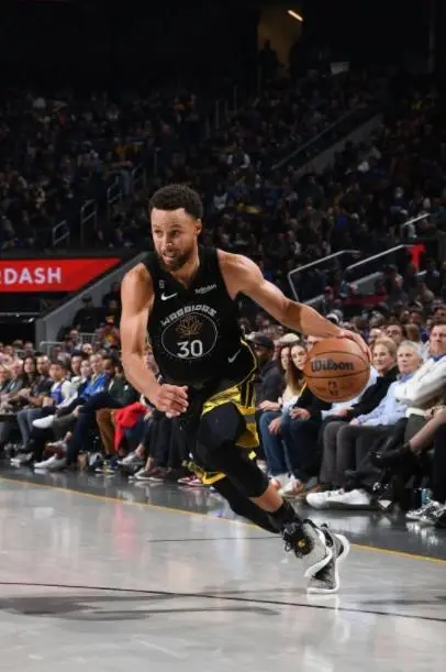 《斯蒂芬·库里：不容小觑》：看萌神如何用实力征服世界，燃爆篮球梦！